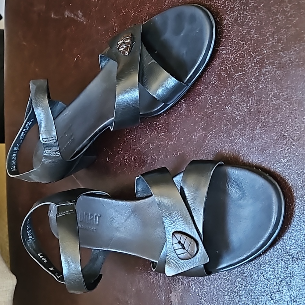 MUNRO leather sandals 7 1/2 N